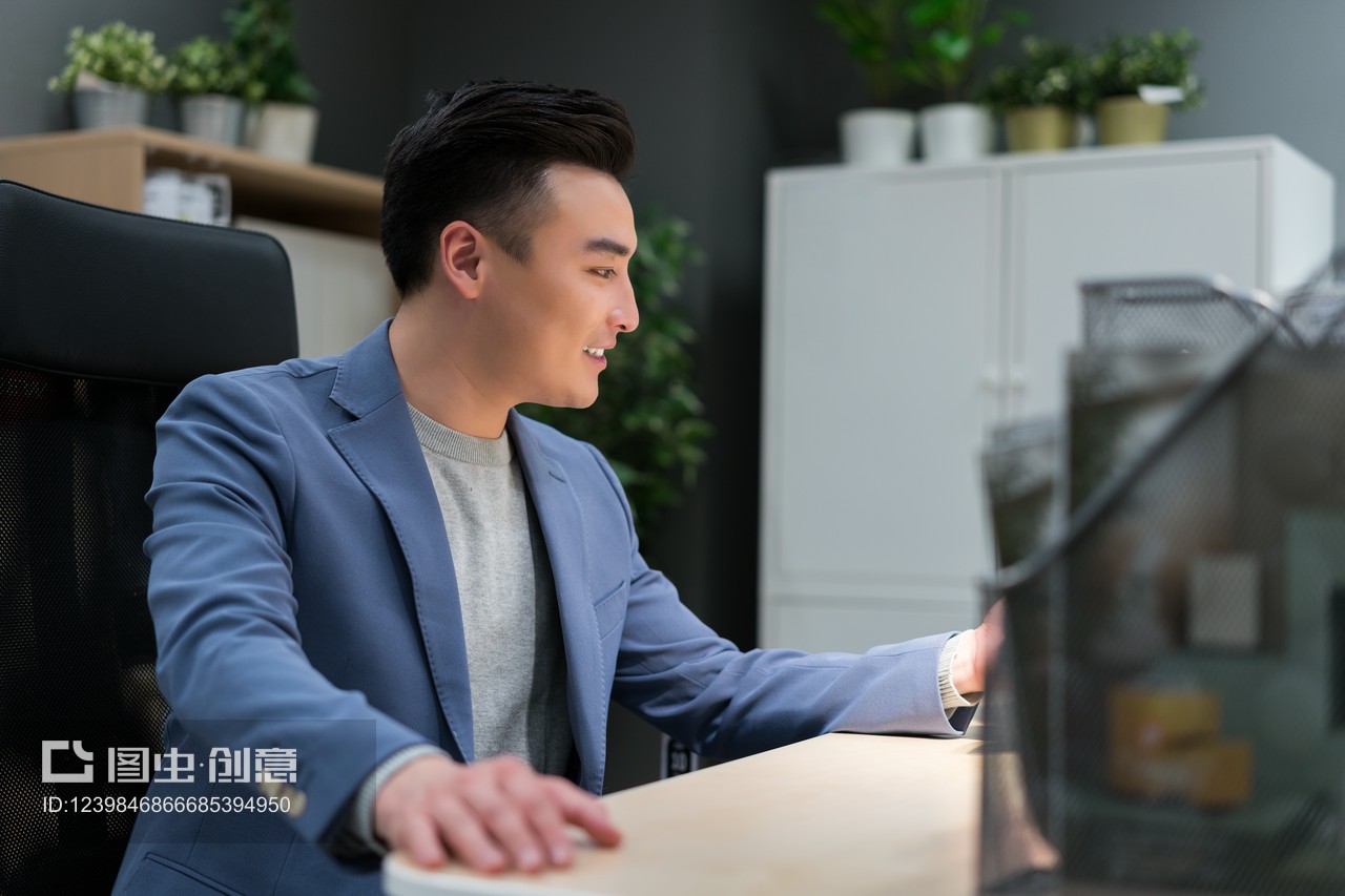 年輕男子選購家居用品的實用指南